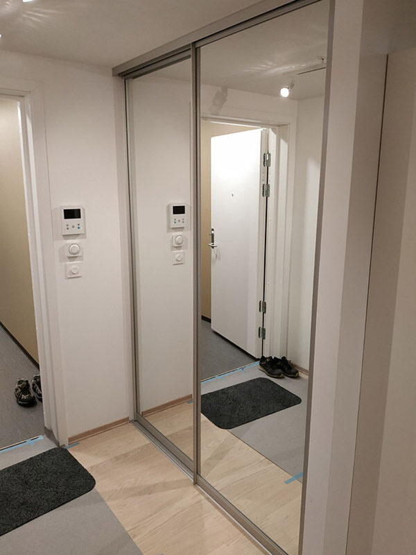 skyvedører i gang med skyvedører med speil og profiler i aluminium