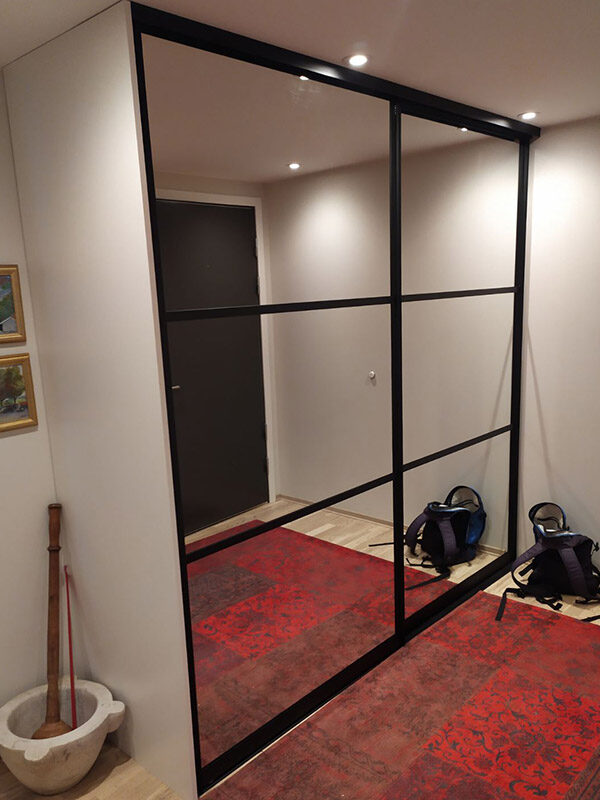 skyvedører med klart speil og svarte profiler og sprosser