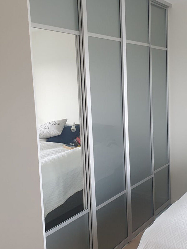 skyvedører med klart speil og farget glass og sølvfargede profiler og sprosser