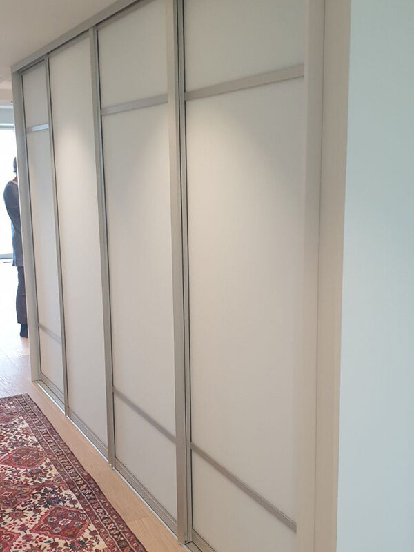 skyvedører med hvitt glass og sølvfargede profiler og sprosser