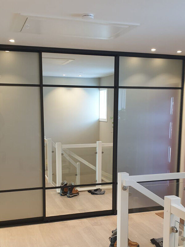 skyvedører med klart speil og hvitt glass med svarte profiler og sprosser