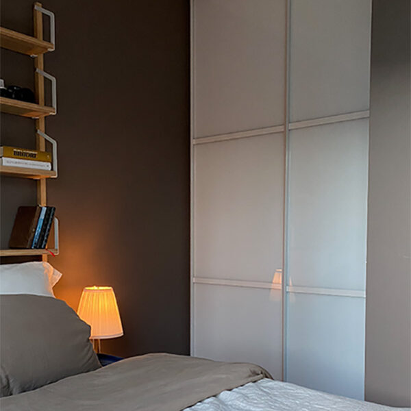 Garderobemekka er spesialist på skreddersydde skyvedørsgarderober i høy kvalitet. Vår spesialitet er eksklusive skyvedører med kombinasjoner av speil og glass, samt sprosser som dekor. På garderobemekka.no finner du et lite utvalg av skyvedører vi har levert og montert. Hver eneste skyvedør er skreddersydd etter kundens ønsker, behov, plass og budsjett. Se mer på garderobemekka.no nå.