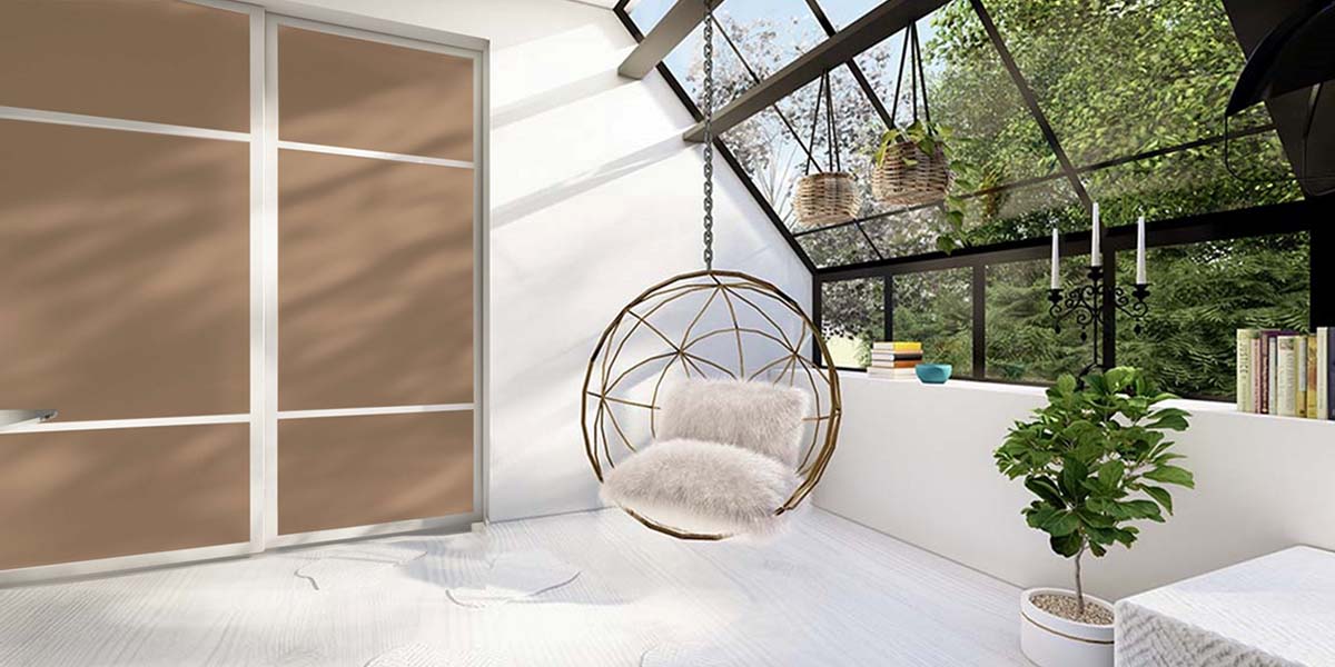 Er du blant de mange som er lei av hvitt og grått, og som er klar for å slippe fargene inn på soverommet? Les hvordan du kan designe en stilfull skyvedørsgarderobe i favorittfargene dine på garderobemekka.no