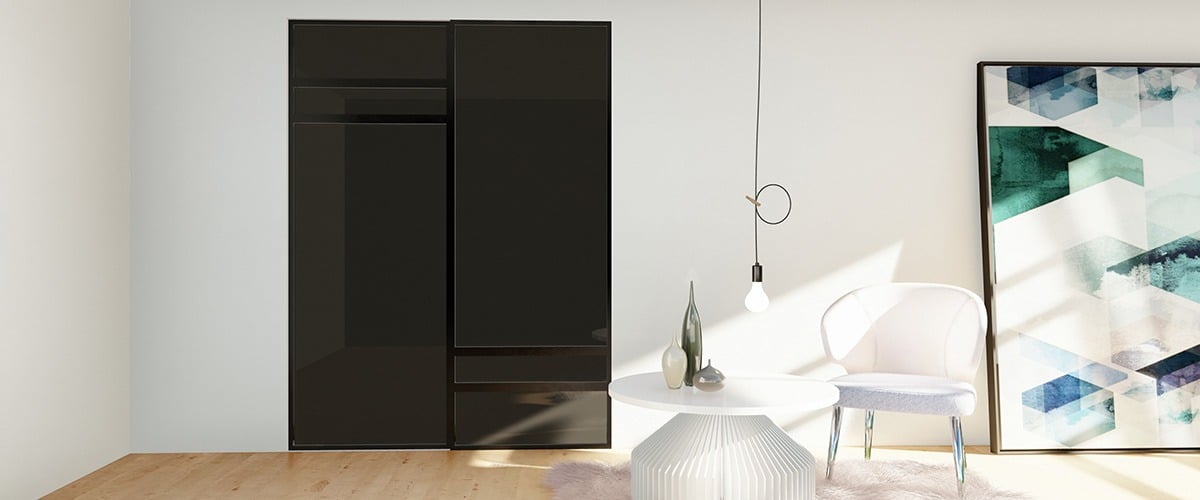 Ønsker du deg ny skyvedørsgarderobe og lurer på hvordan trendbildet ser ut? Vår garderobeekspert Solveig Hildre gir deg oversikten! Les mer på garderobemekka.no