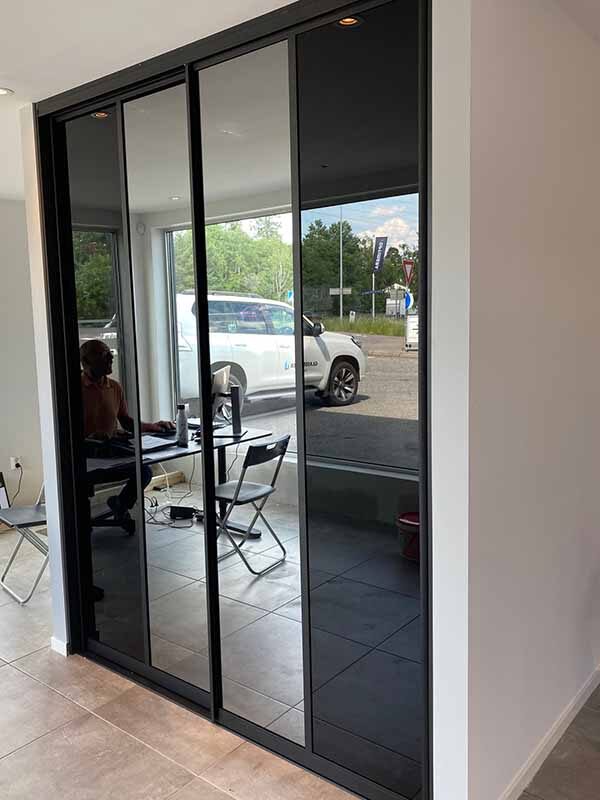 skyvedører med skyvedører med farget glass og klart speil og svarte profiler