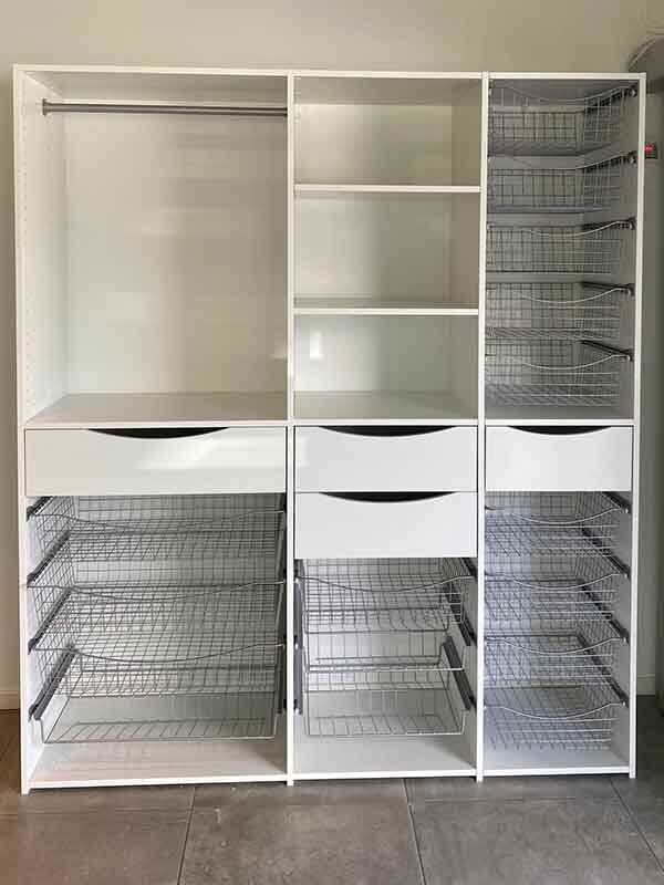 Innredning til garderobe med skuffer, trådkurver, hyller og garderobestang