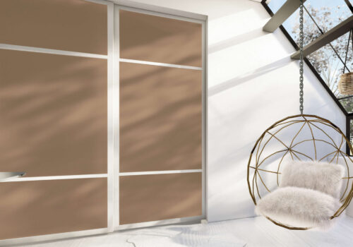 Er du blant de mange som er lei av hvitt og grått, og som er klar for å slippe fargene inn på soverommet? Les hvordan du kan designe en stilfull skyvedørsgarderobe i favorittfargene dine på garderobemekka.no