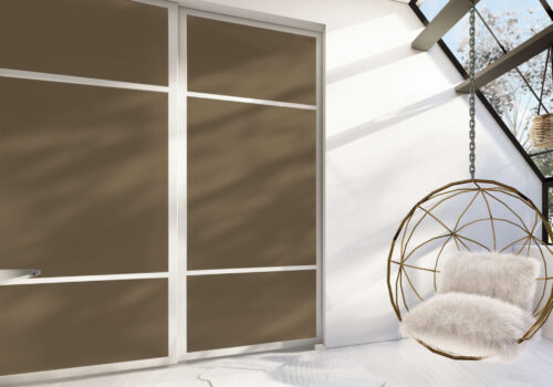 Er du blant de mange som er lei av hvitt og grått, og som er klar for å slippe fargene inn på soverommet? Les hvordan du kan designe en stilfull skyvedørsgarderobe i favorittfargene dine på garderobemekka.no