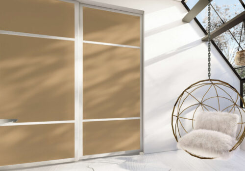 Er du blant de mange som er lei av hvitt og grått, og som er klar for å slippe fargene inn på soverommet? Les hvordan du kan designe en stilfull skyvedørsgarderobe i favorittfargene dine på garderobemekka.no