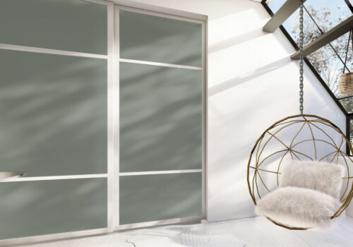 Er du blant de mange som er lei av hvitt og grått, og som er klar for å slippe fargene inn på soverommet? Les hvordan du kan designe en stilfull skyvedørsgarderobe i favorittfargene dine på garderobemekka.no