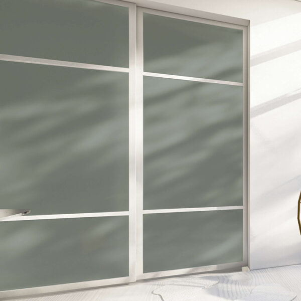 Er du blant de mange som er lei av hvitt og grått, og som er klar for å slippe fargene inn på soverommet? Les hvordan du kan designe en stilfull skyvedørsgarderobe i favorittfargene dine på garderobemekka.no