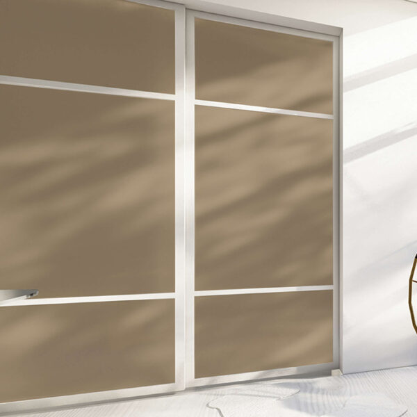 Er du blant de mange som er lei av hvitt og grått, og som er klar for å slippe fargene inn på soverommet? Les hvordan du kan designe en stilfull skyvedørsgarderobe i favorittfargene dine på garderobemekka.no