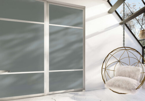 Er du blant de mange som er lei av hvitt og grått, og som er klar for å slippe fargene inn på soverommet? Les hvordan du kan designe en stilfull skyvedørsgarderobe i favorittfargene dine på garderobemekka.no