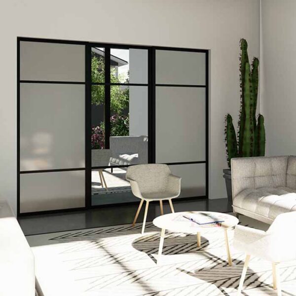 Garderobetrendene følger interiørtrendene, som går mot varme og mørkere nyanser. Vi vil ha det lunt og hyggelig. Farger og materialer blir derfor viktig ved valg av skyvedørsgarderobe. Les mer på våre nettsider.