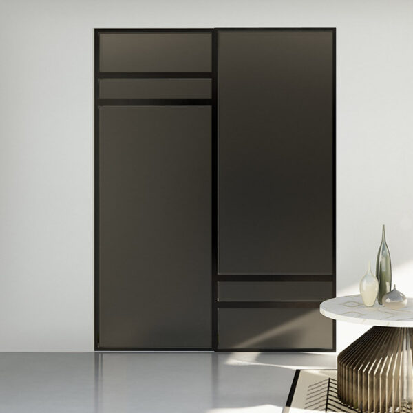 Garderobetrendene følger interiørtrendene, som går mot varme og mørkere nyanser. Vi vil ha det lunt og hyggelig. Farger og materialer blir derfor viktig ved valg av skyvedørsgarderobe. Les mer på våre nettsider.