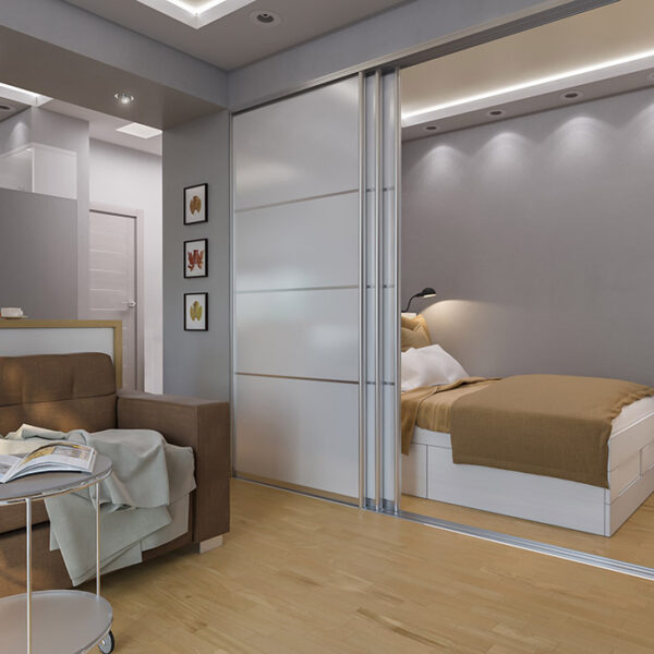 Skjul kjøkken og soverom bak skyvedører, eller lag et ekstra rom med skyvedører i klart glass. Mulighetene er mange! Les mer på garderobemekka.no