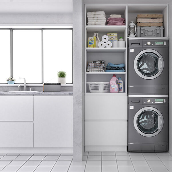 Skjul kjøkken og soverom bak skyvedører, eller lag et ekstra rom med skyvedører i klart glass. Mulighetene er mange! Les mer på garderobemekka.no