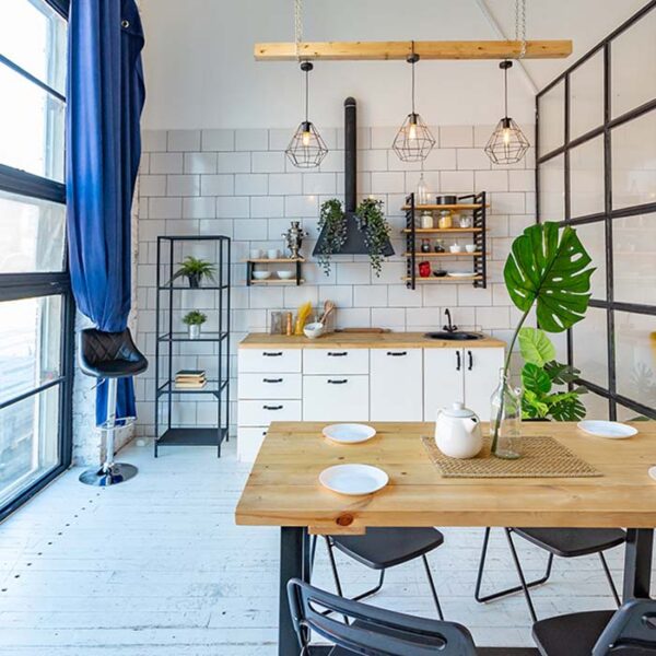 Skjul kjøkken og soverom bak skyvedører, eller lag et ekstra rom med skyvedører i klart glass. Mulighetene er mange! Les mer på garderobemekka.no