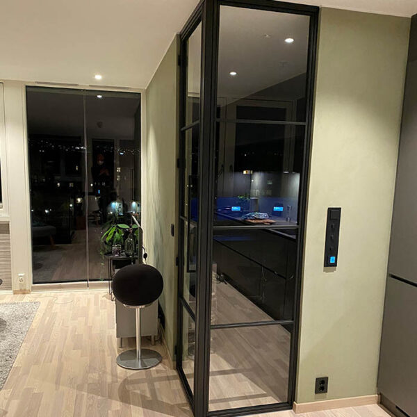 Skjul kjøkken og soverom bak skyvedører, eller lag et ekstra rom med skyvedører i klart glass. Mulighetene er mange! Les mer på garderobemekka.no