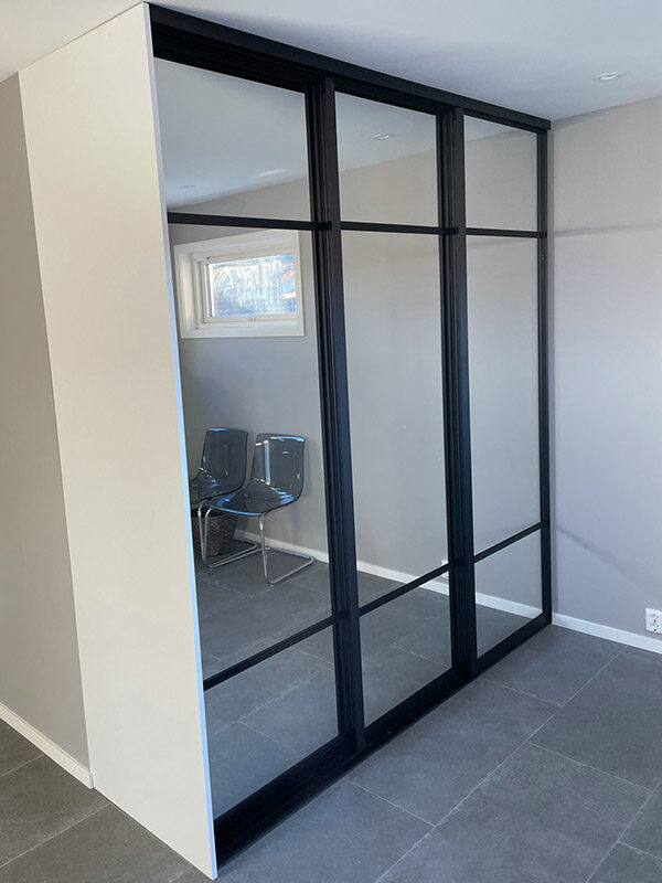 skyvedører med klart speil og svarte profiler og sprosser