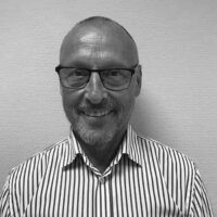 Tor-Arne Moss Westerlund jobber som Regionsleder for Garderobemekka. Han har lang erfaring fra garderobebransjen, og hjelper deg gjerne å planlegge din drømmegarderobe! Les mer på garderobemekka.no