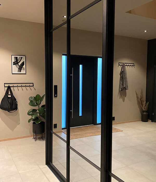 En høy, mørk og stilig garderobe med masse plass | Garderobemekka