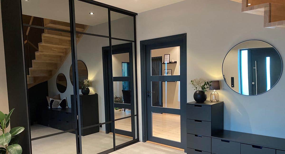 En høy, mørk og stilig garderobe med masse plass | Garderobemekka