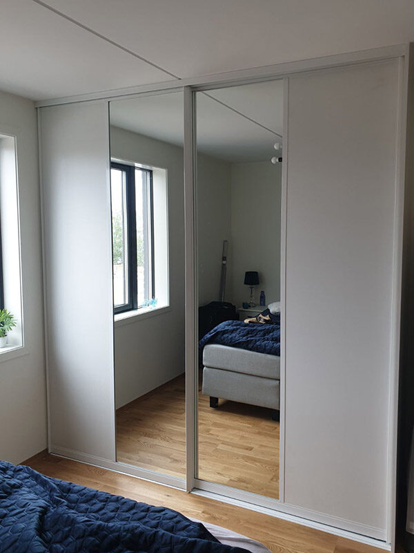 skyvedører med hvitt og klart glass, og hvite profiler