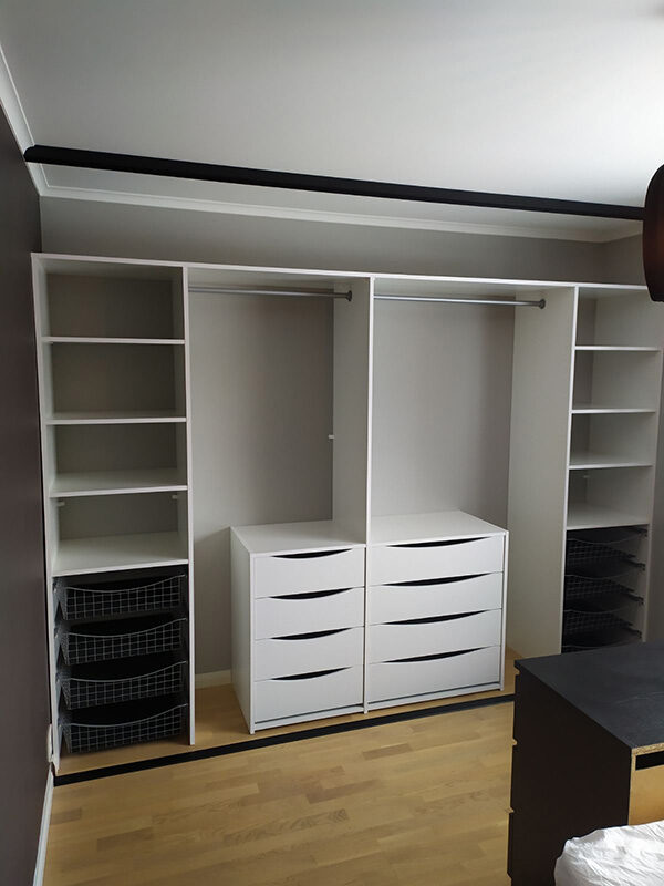 garderobeinnredning skreddersydd på mål, med skuffer, hyller trådkurver og garderobestenger