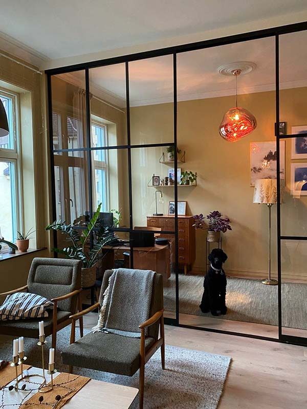 skyvedører med klart glass og svarte profiler og sprosser brukt som romdeler