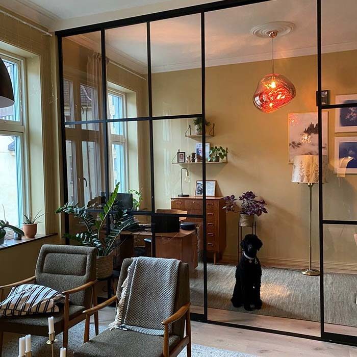 skyvedører i new york loft stil mellom stue og kontor