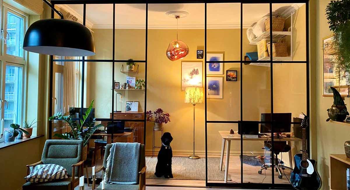 Klassisk Oslo-leilighet med touch av New York | Garderobemekka AS Med skyvedører i glass og aluminium har Venera Beqiri fått den perfekte romløsningen — alle sonene hun trenger, deilig romfølelse og masse dagslys.