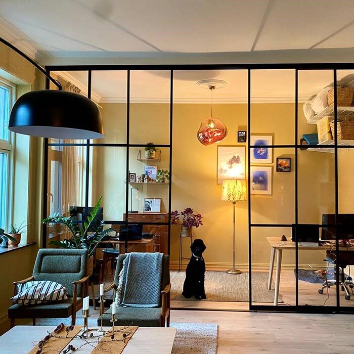 skyvedører i new york loft stil mellom stue og kontor