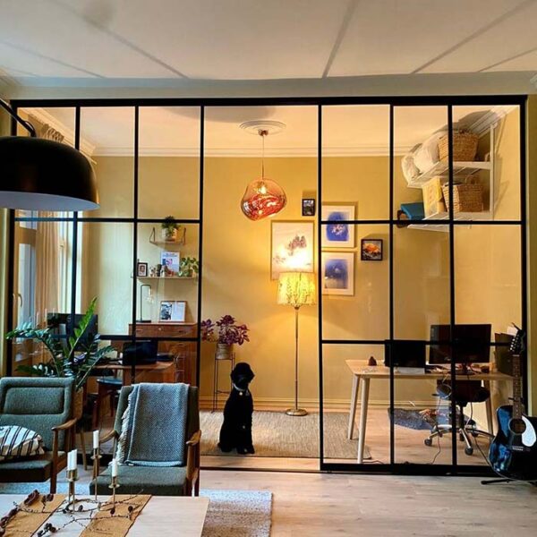 Klassisk Oslo-leilighet med touch av New York | Garderobemekka AS Med skyvedører i glass og aluminium har Venera Beqiri fått den perfekte romløsningen — alle sonene hun trenger, deilig romfølelse og masse dagslys.