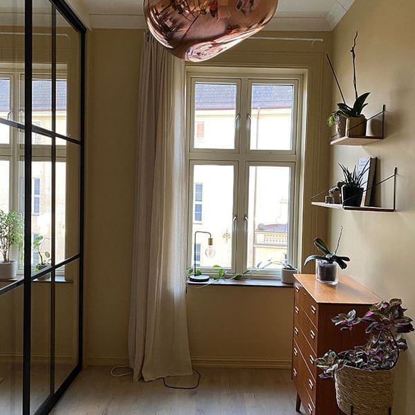 Klassisk Oslo-leilighet med touch av New York Med skyvedører i glass og aluminium har Venera Beqiri fått den perfekte romløsningen — alle sonene hun trenger, deilig romfølelse og masse dagslys. Med touch av New York. Les mer på garderobemekka.no