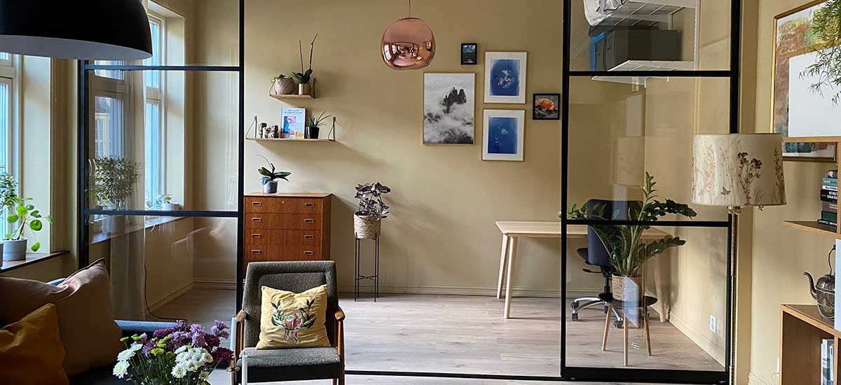 Klassisk Oslo-leilighet med touch av New York Med skyvedører i glass og aluminium har Venera Beqiri fått den perfekte romløsningen — alle sonene hun trenger, deilig romfølelse og masse dagslys. Med touch av New York. Les mer på garderobemekka.no