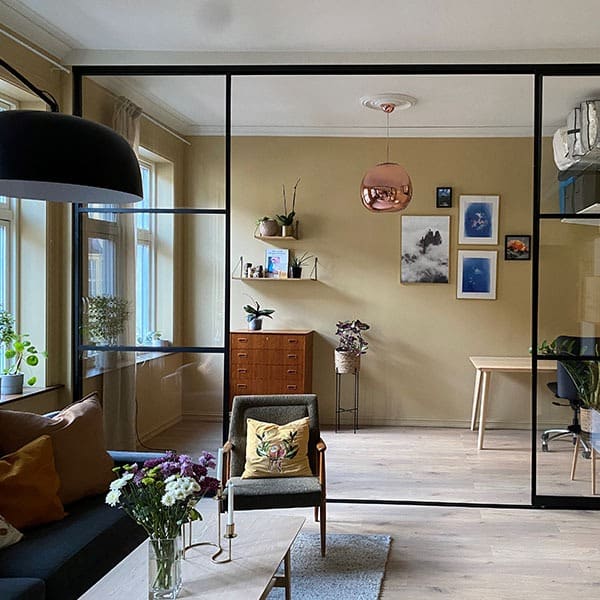 Klassisk Oslo-leilighet med touch av New York Med skyvedører i glass og aluminium har Venera Beqiri fått den perfekte romløsningen — alle sonene hun trenger, deilig romfølelse og masse dagslys. Med touch av New York. Les mer på garderobemekka.no