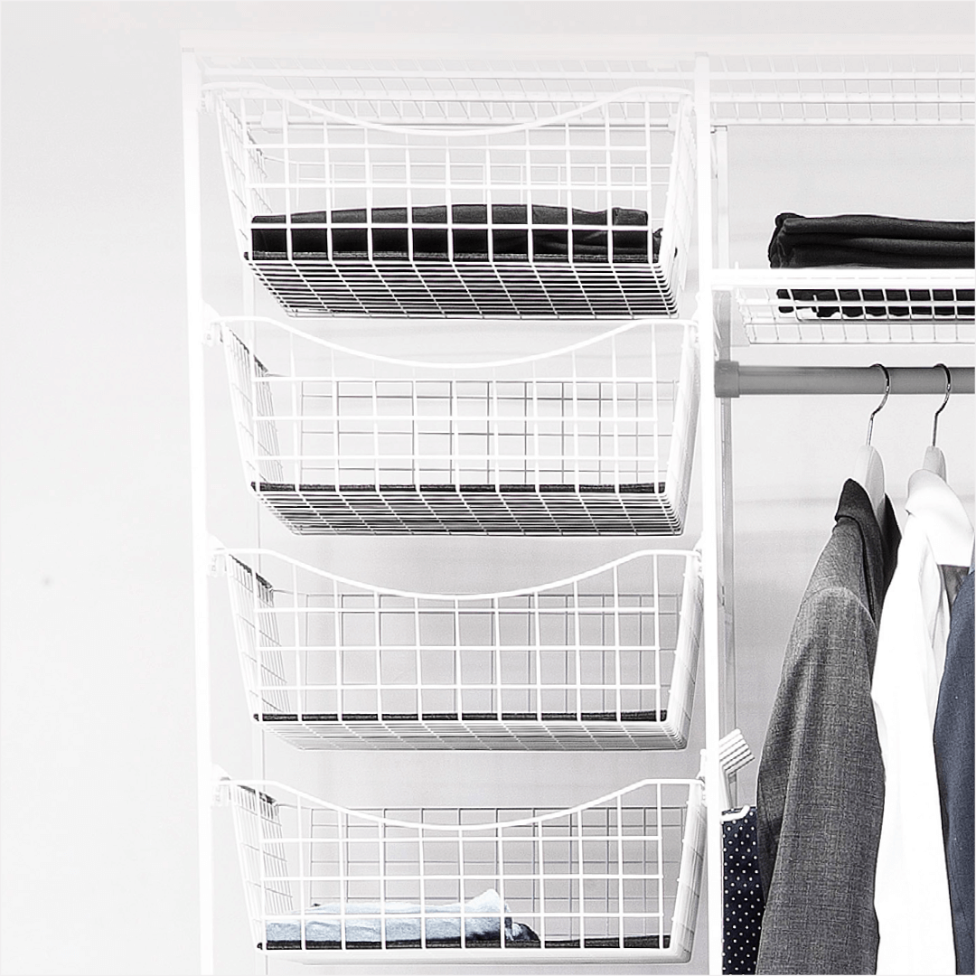 Innredningsstativer med trådkurver til skyvedørsgarderobe